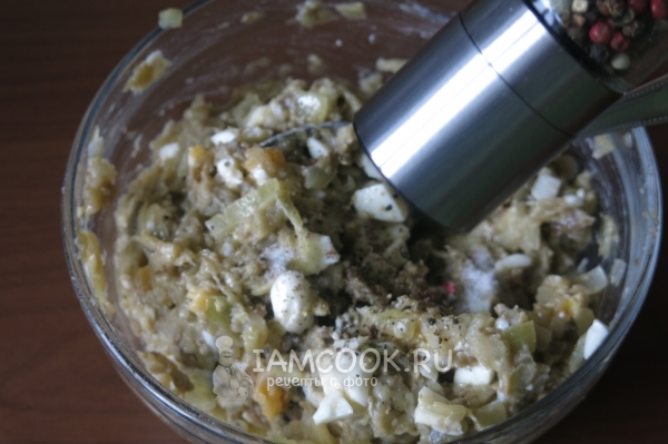 Всыпать соль, перец и сахар