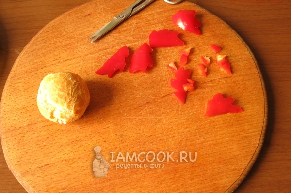 Вырезать из перца клюв и гребень