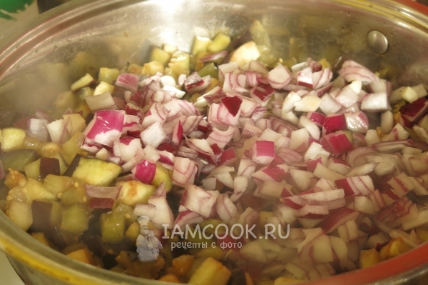 Добавить лук к баклажанам