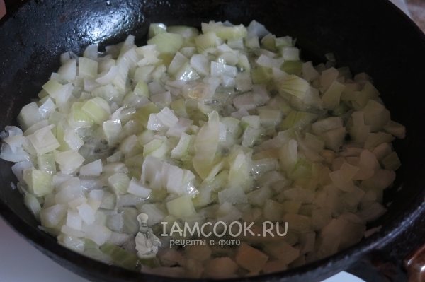 Обжарить лук