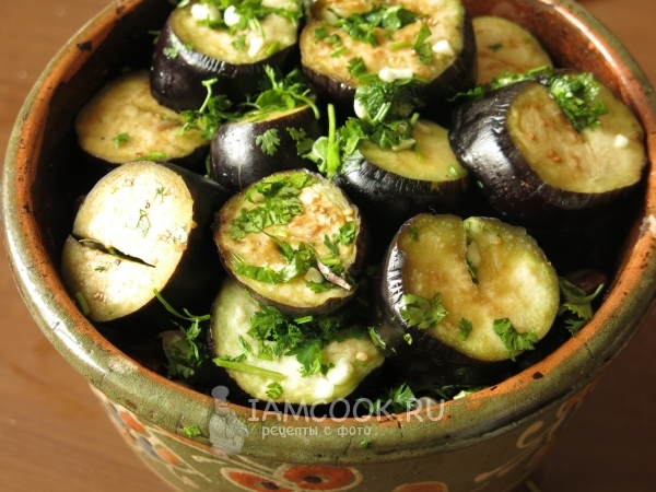 Положить на фасоль баклажан