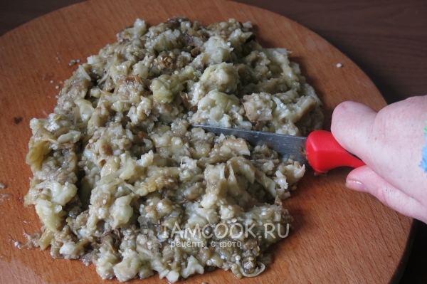 Порезать мелко баклажаны