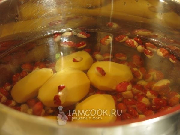 Положить в воду картофель и фасоль