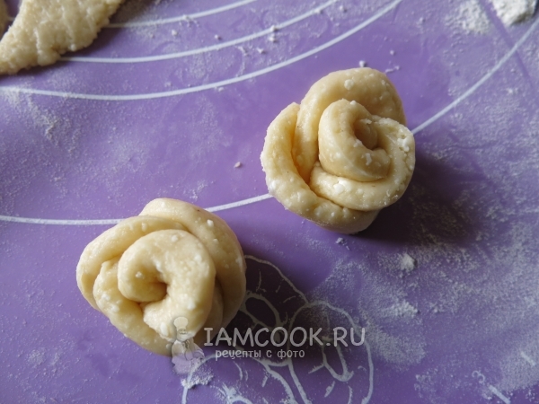 Придать заготовкам форму розы