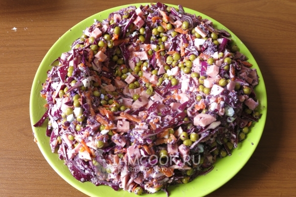 Выложить салат в форме гнезда