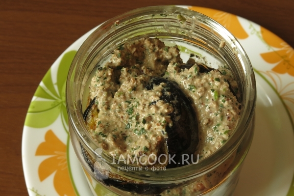 Положить в банку баклажаны с соусом