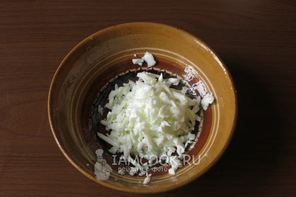 Натереть на терке белок