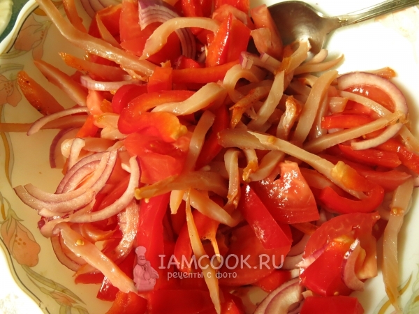 Положить курицу к овощам