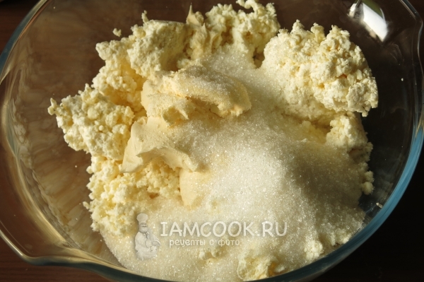 Соединить творог, сахар и сливки
