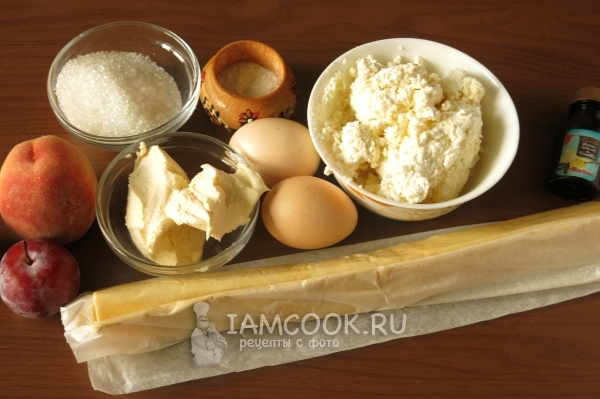 Ингредиенты для творожного пирога с фруктами на слоеном тесте