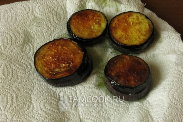 Выложить баклажаны на салфетку