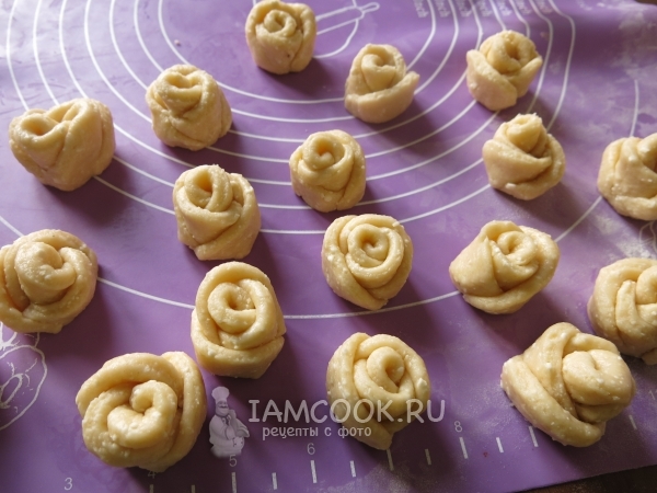 Выложить заготовки на противень