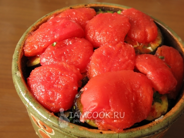 Положить на баклажаны помидоры