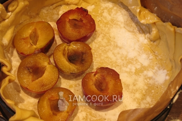 Положить на тесто сливы