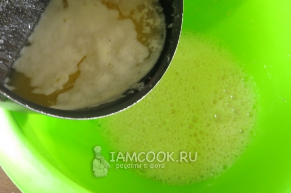 Влить масло