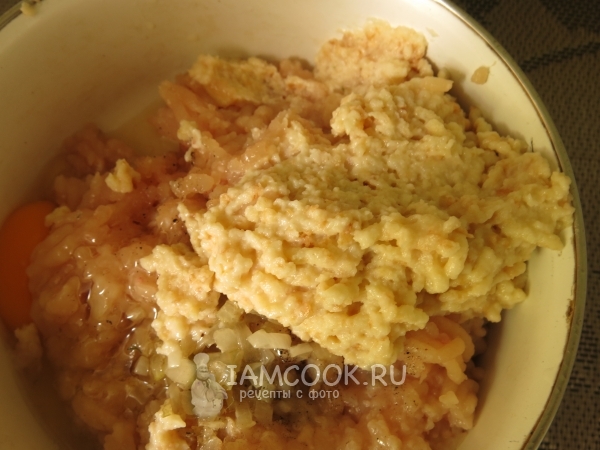 Положить в фарш яйцо и булку