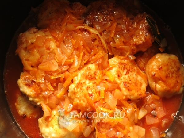 Залить тефтели соусом