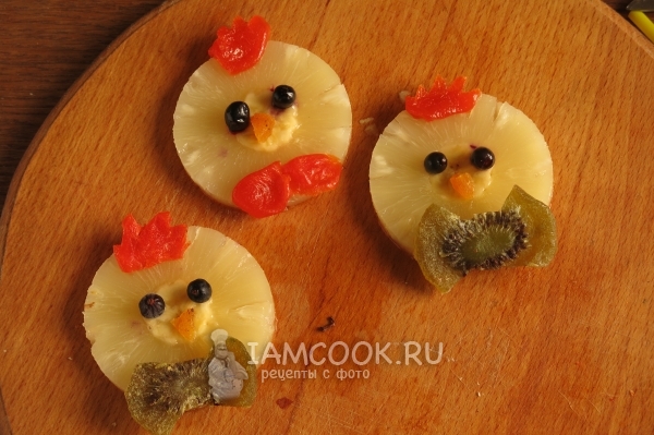 Сделать из киви бантик