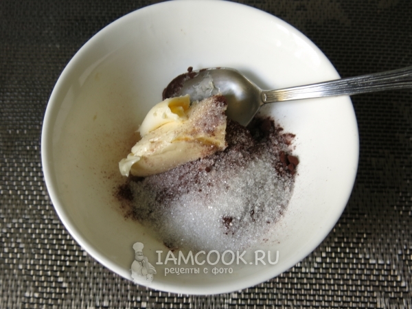 Соединить масло, какао и сахар