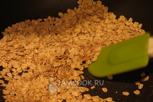 Обжарить овсяные хлопья