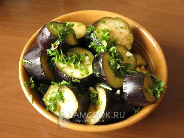 Нашпиговать весь баклажан