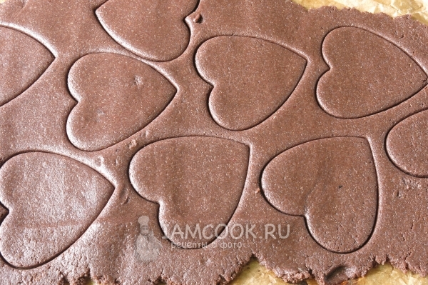Вырезать из теста сердечки
