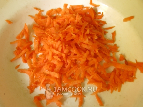 Натереть морковь