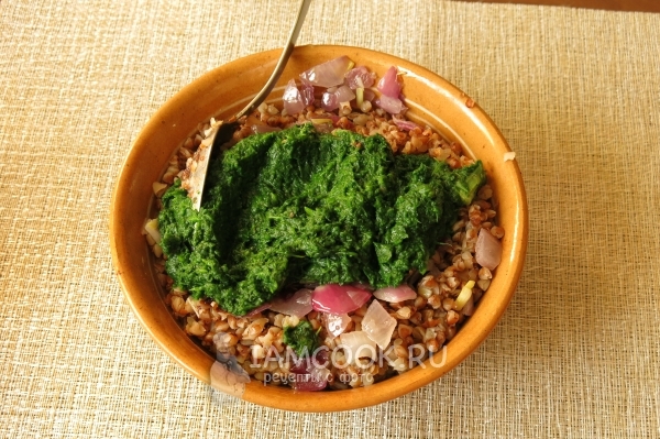 Соединить гречку, лук и шпинат