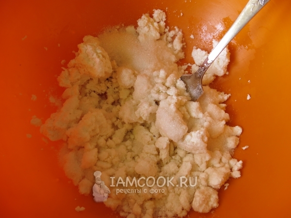 Соединить творог с сахаром