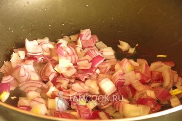 Обжарить лук