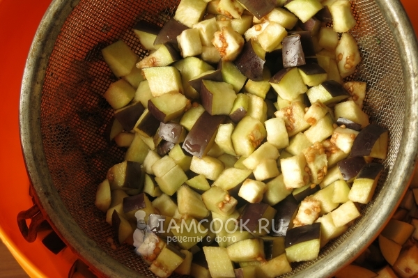 Промыть баклажаны