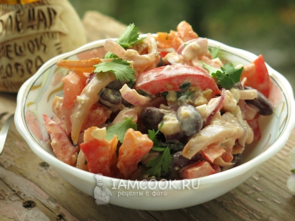 Фото салата с копченой куриной грудкой и фасолью