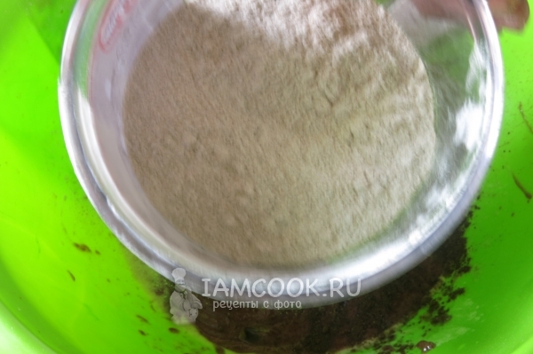 Всыпать муку