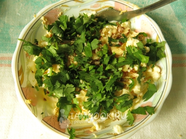 Соединить яйца с орехами и зеленью