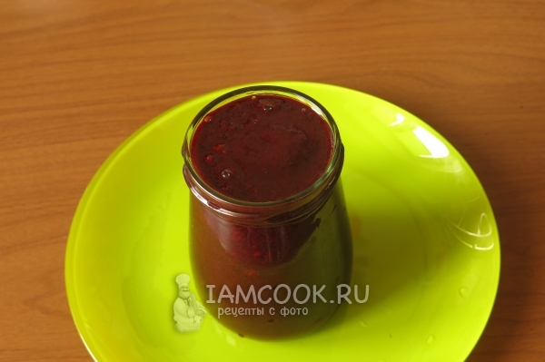 Перелить соус в банку