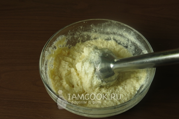 Взбить сливки с творогом и сахаром