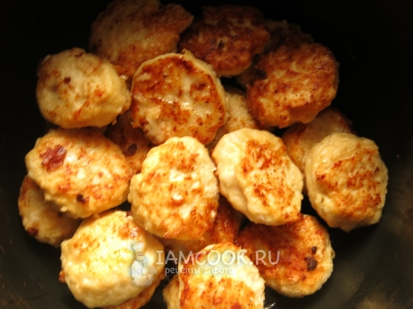 Положить тефтели в мультиварку