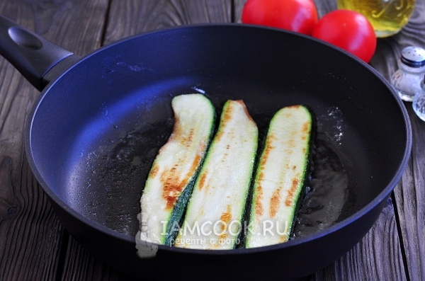 Обжарить кабачки