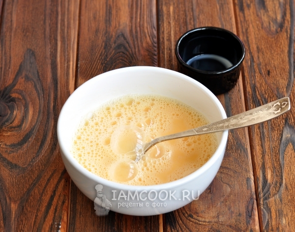 Взбить яйца с молоком