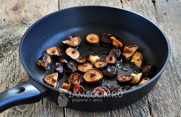 Обжарить грибы