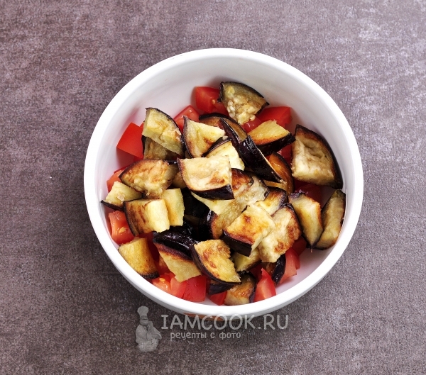 Порезать помидоры и баклажаны