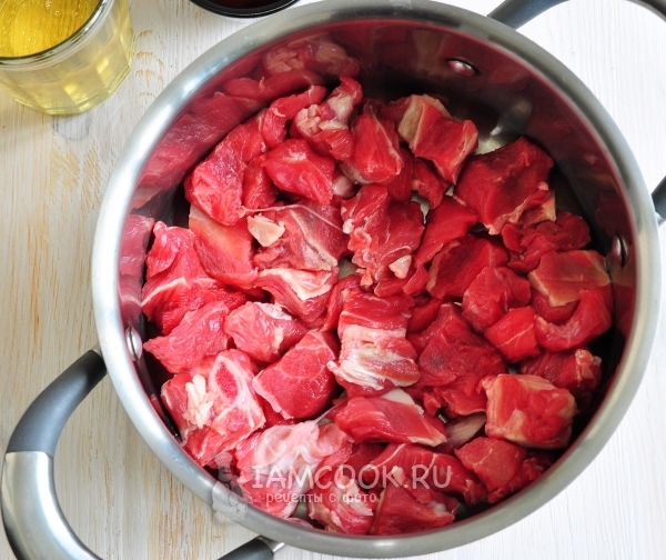 Положить мясо в кастрюлю