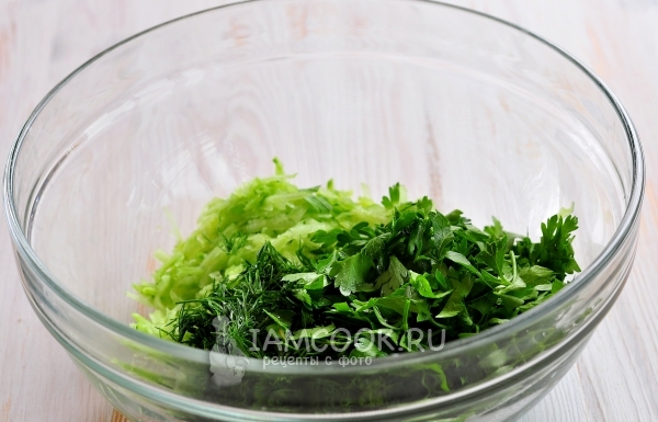 Всыпать измельчённую петрушку и укроп
