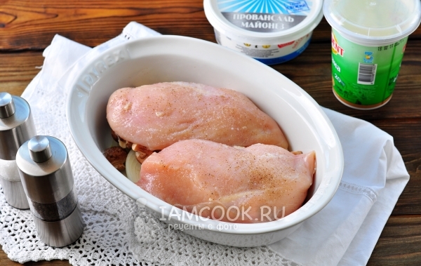 Положить куриную грудку