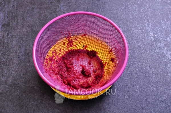 Протереть ягоды через сито