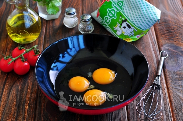 Вбить в миску яйца