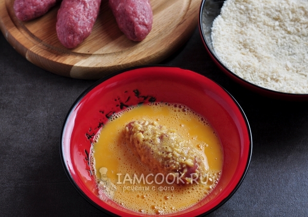 Обвалять котлету в яйце