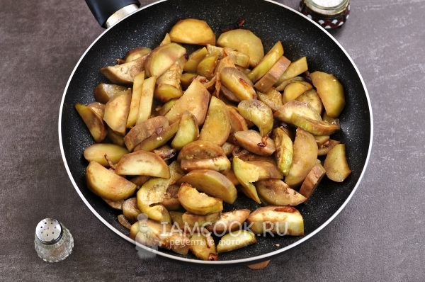 Положить баклажан к луку