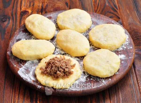 Положить на картофель мясную начинку