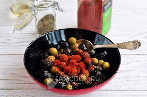 Посыпать оливки и маслины специями